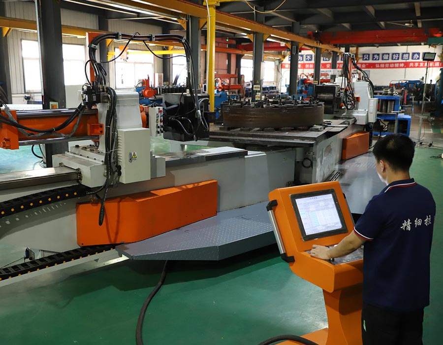 北京拉彎加工廠使用數控拉彎機，在進行彎曲處理的過程中，利用液體來輔助對產品進行拉彎！